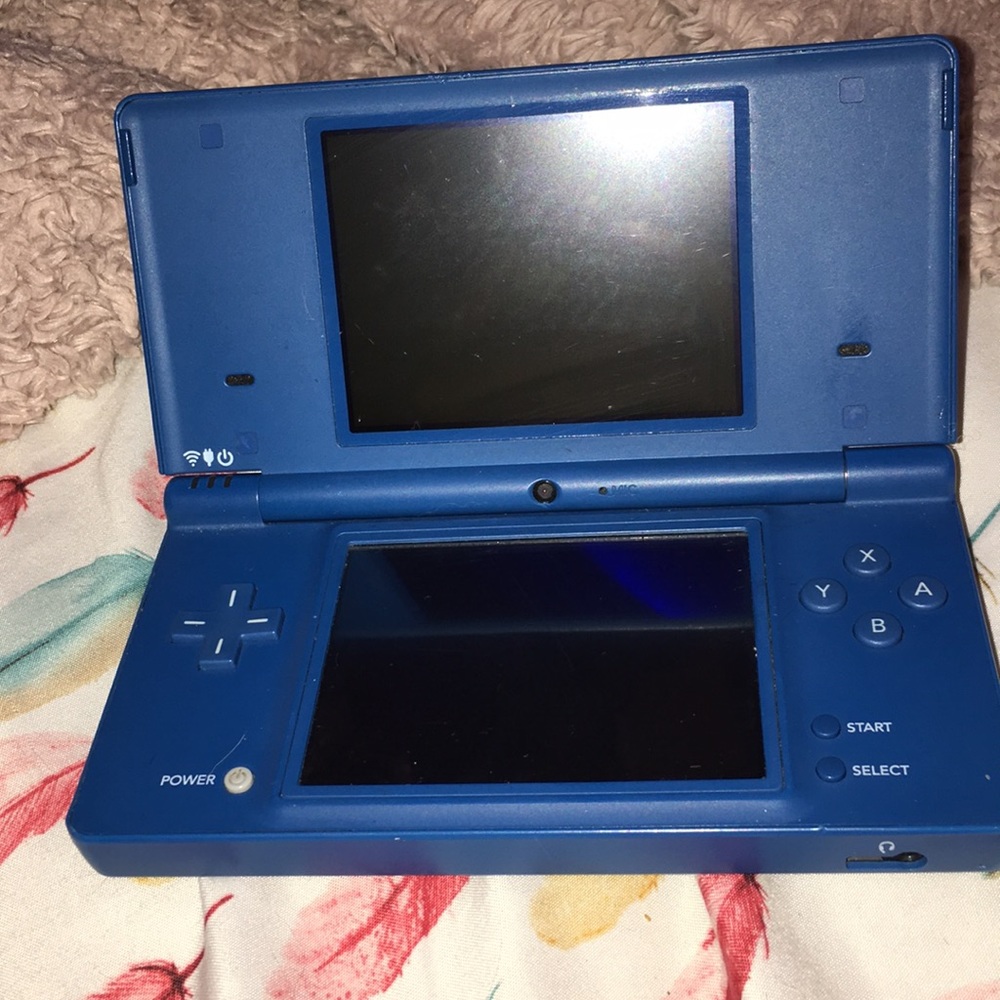 SOLD-Nintendo dsi WITH TWO GAMES